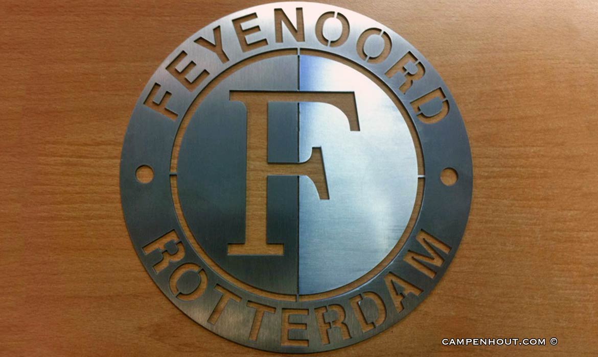 Feyenoord embleem gefabriceerd met watersnijder